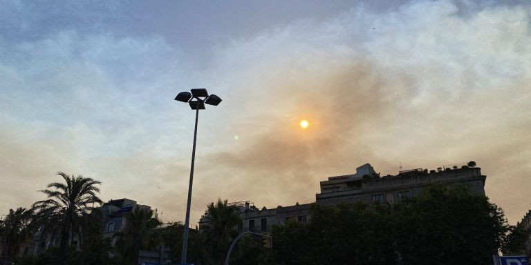 Incendio en Manresa y humareda visible desde Barcelona / TWITTER - @OttoAdler_cat