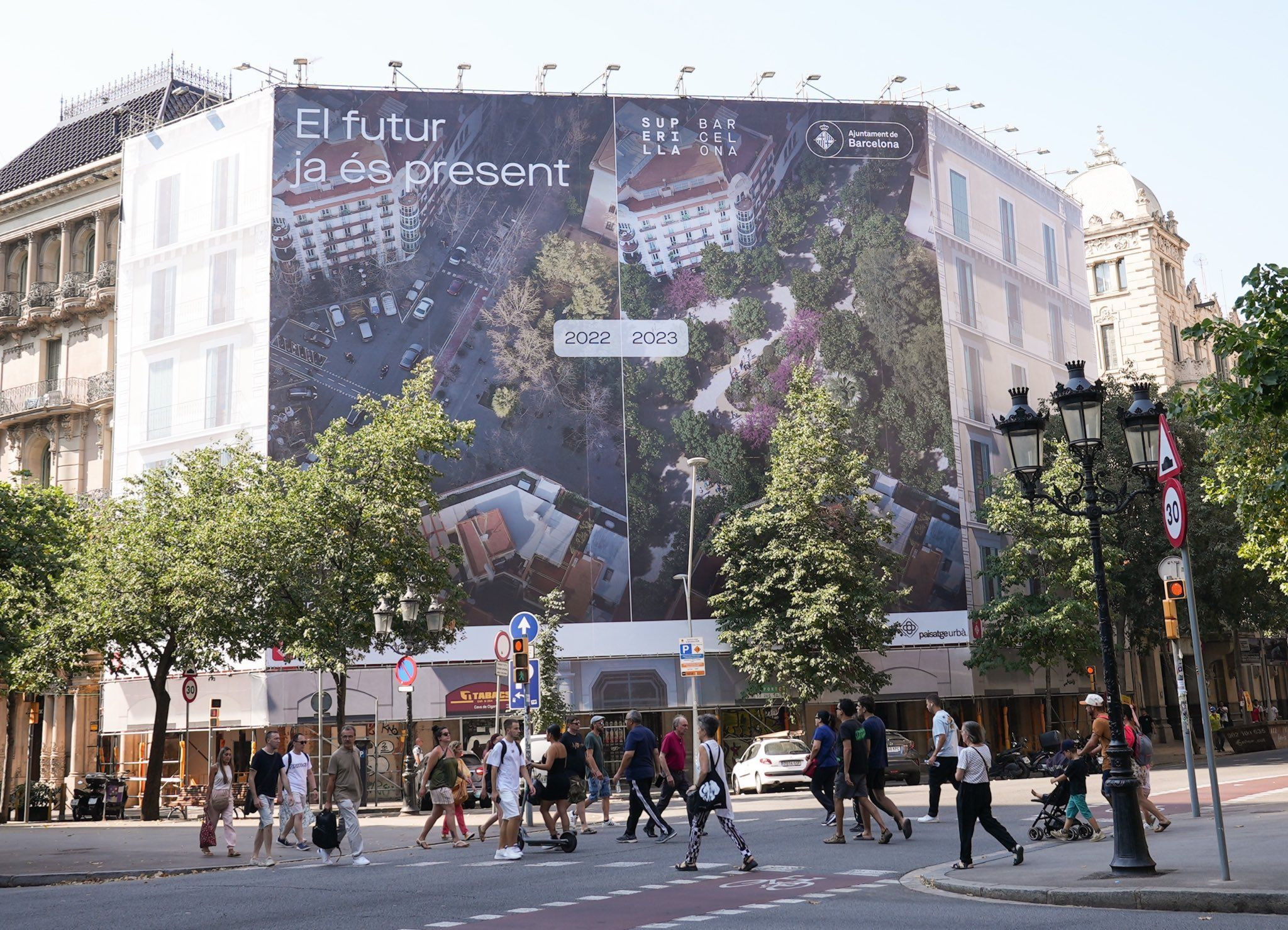Pancarta promocionando la Superilla del Eixample en Barcelona / TWITTER