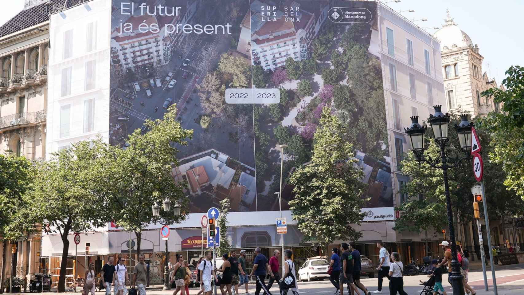 Pancarta promocionando la Superilla del Eixample en Barcelona / TWITTER