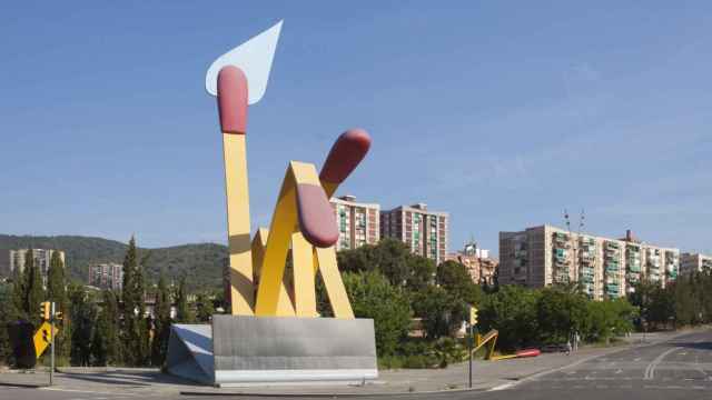 Escultura Els mistos, de Claes Oldenburg, en el barrio de la Vall d'Hebron en Barcelona / AYUNTAMIENTO DE BARCELONA