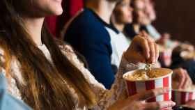 Gente disfrutando de una película en el cine en Barcelona / PEXELS