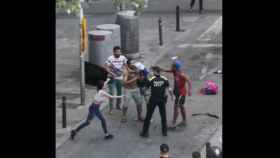 Imágenes de la pelea en el Raval de Barcelona / ILLA RPR TWITTER