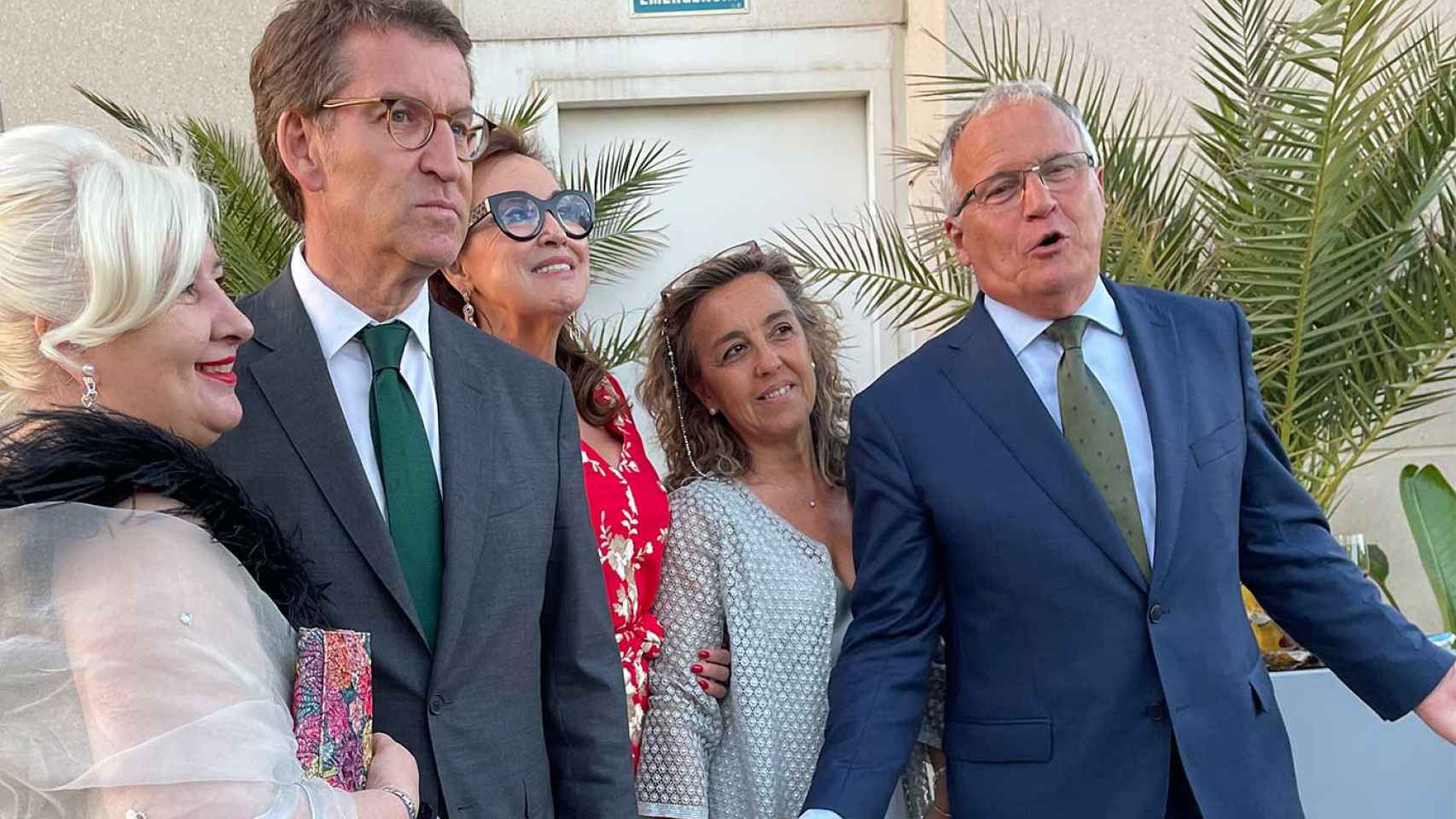 Alberto Nuñez Feijóo, junto al concejal del PP, Josep Bou, este julio en Barcelona / METRÓPOLI - AF