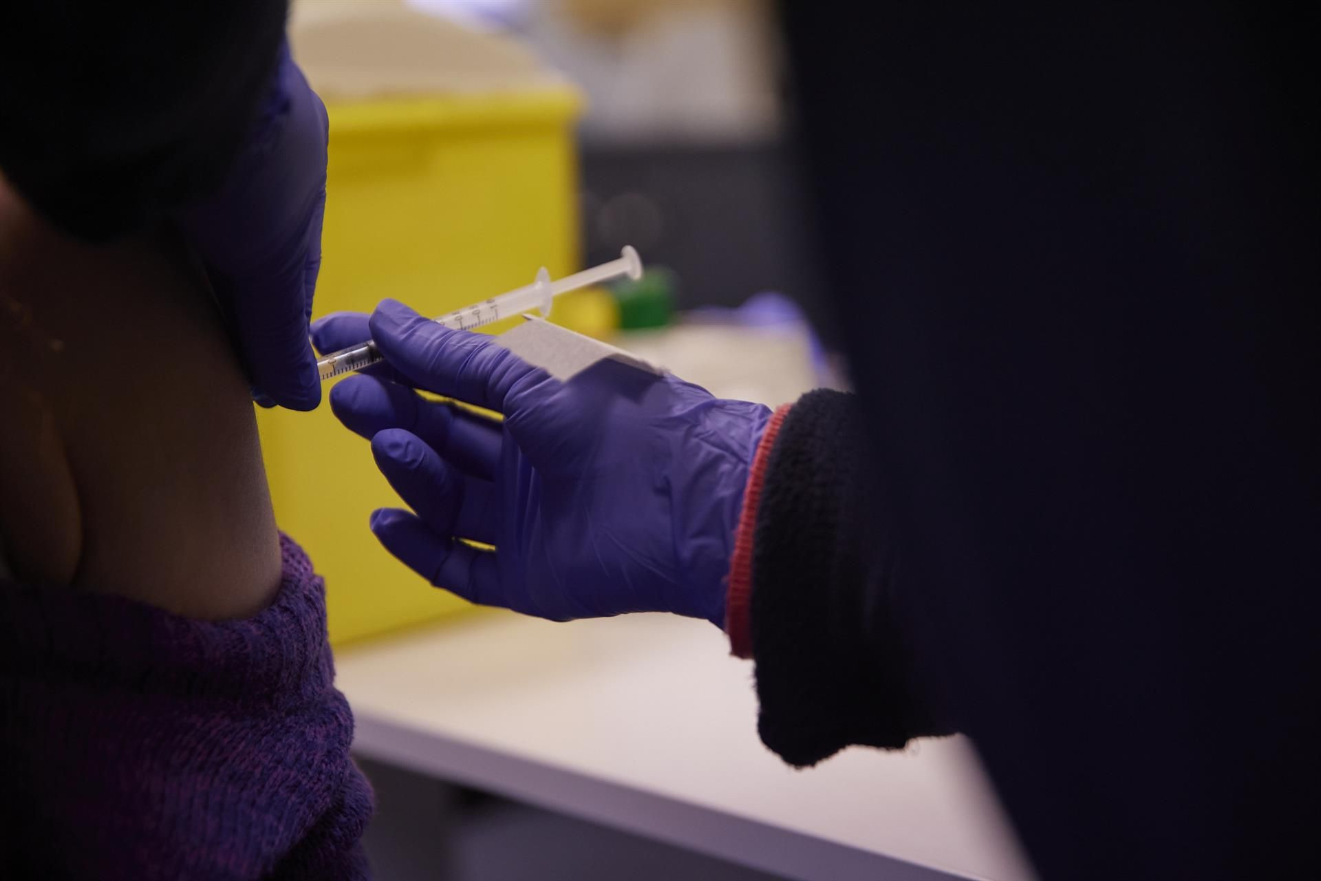 Una persona recibe una vacuna en una imagen de archivo / EUROPA PRESS - Jesús Hellín