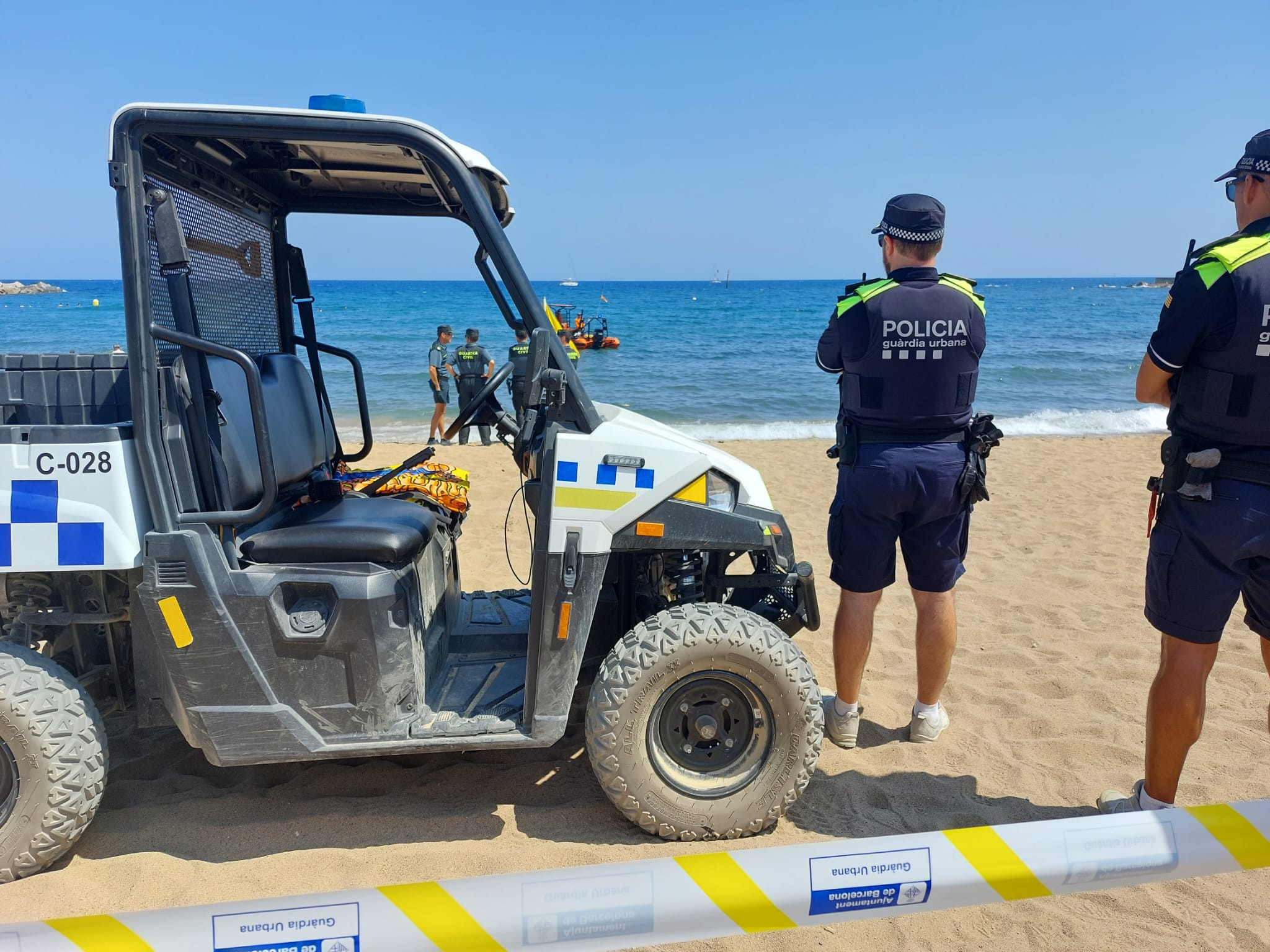 Agentes de la Guardia Urbana en una playa de Barcelona