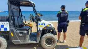 Agentes de la Guardia Urbana en una playa de Barcelona