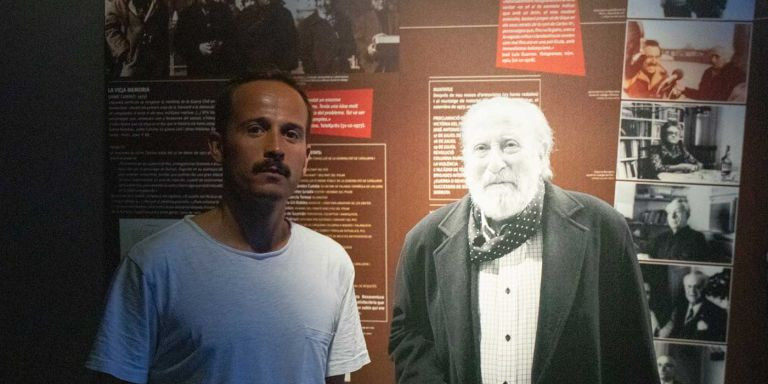 El periodista Teo Camino, y su padre, Jaime Camino, en la exposición sobre el cineasta / FILMOTECA