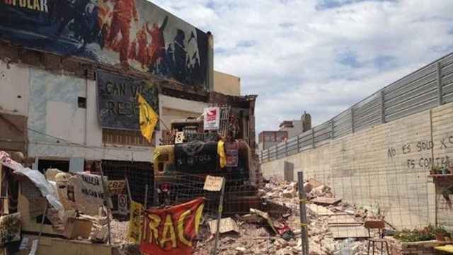 El edificio de Can Vies, medio derrumbado, en junio de 2014 / EP