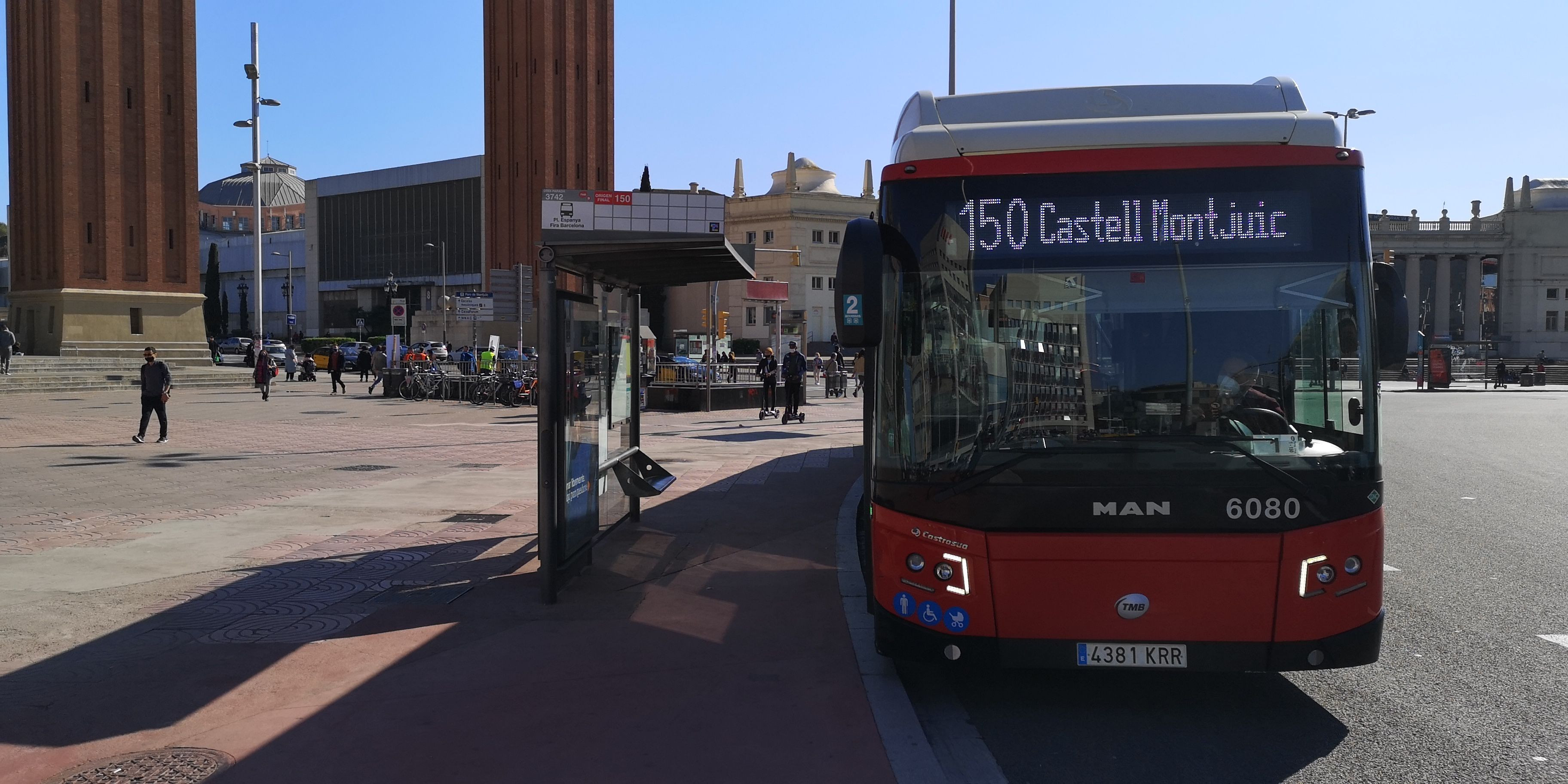 Un autobús 150 en la plaza de España, lugar donde fue acosada sexualmente una mujer por dos individuos/ TMB