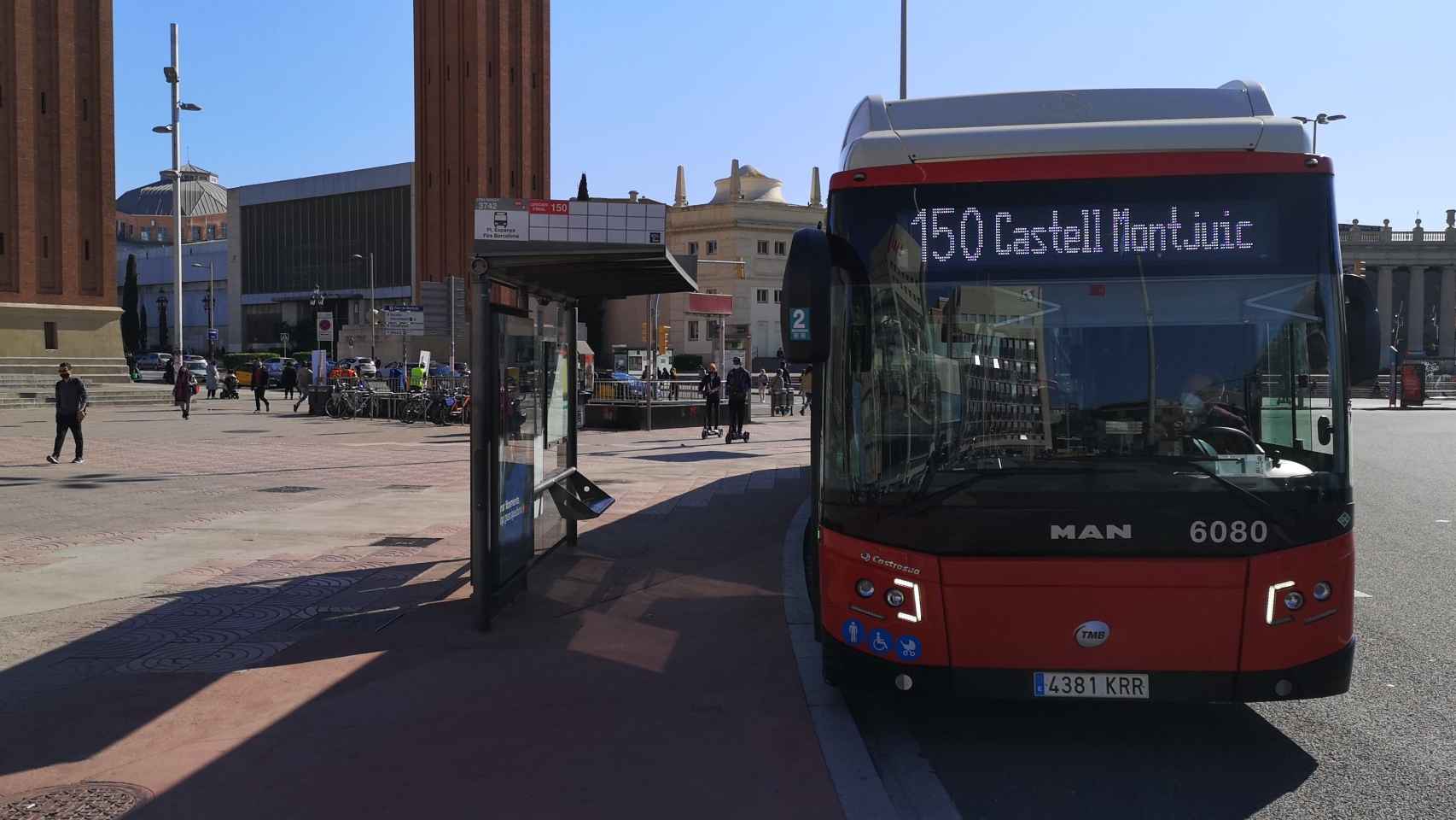 Un autobús 150 en la plaza de España, lugar donde fue acosada sexualmente una mujer por dos individuos/ TMB