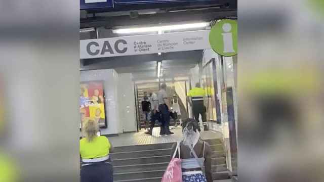 Captura de pantalla del vídeo de la agresiva pelea entre un vigilante y un usuario en los ferrocarriles de Barcelona / TWITTER