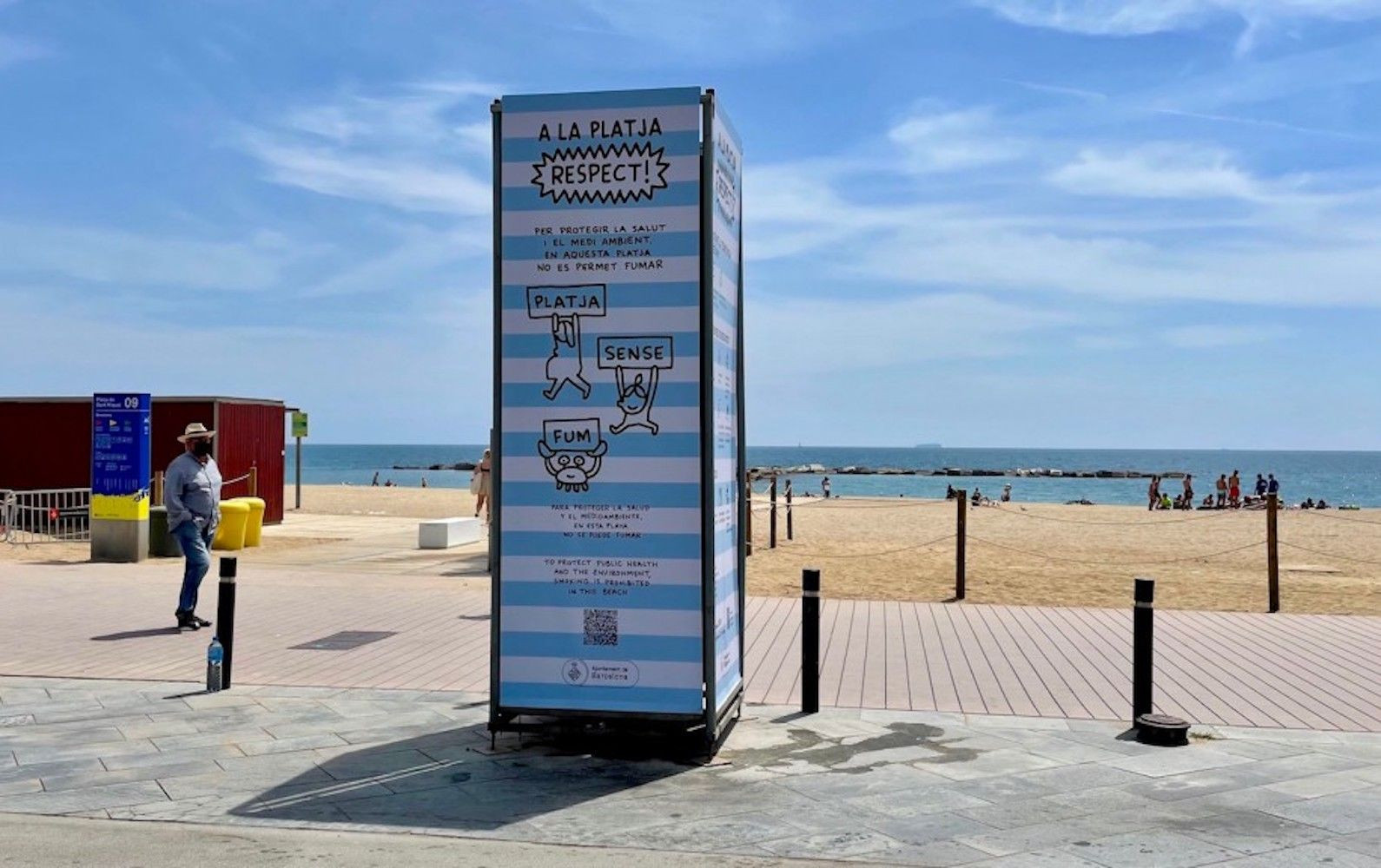 Una playa de Barcelona con la campaña 'Platja sense fum' / ASPB