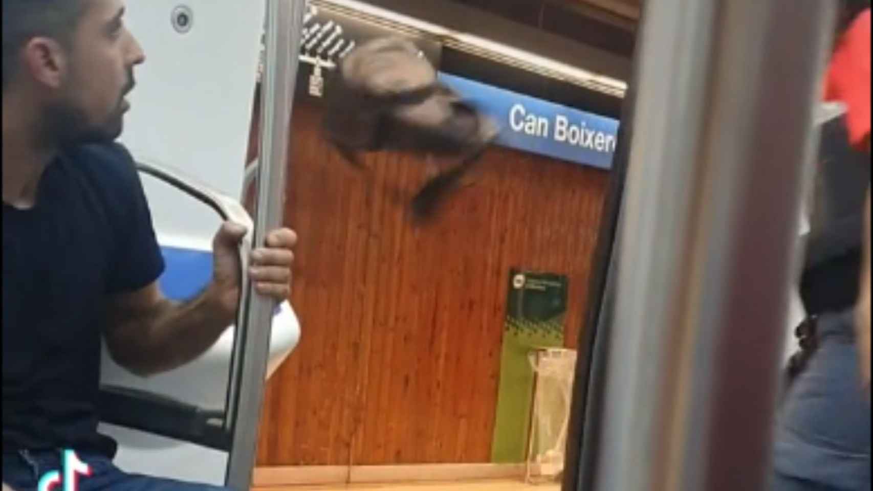 Imagen del metraje que muestra la pelea en el metro entre una vigilante y un usuario que se negaba a ponerse la mascarilla/ TWITTER