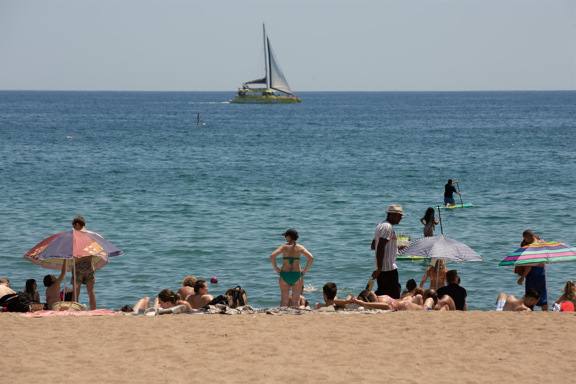 Varias personas en la playa de la Barceloneta / David Zorrakino - EUROPA PRESS