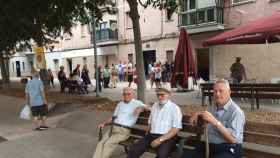 Vecinos de Sant Adrià de Besòs congregados frente a un edificio para paralizar una okupación / CEDIDA