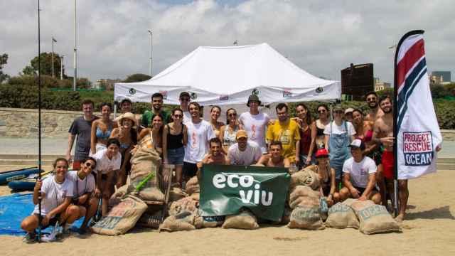 Recogen 112 kg de residuos de la playa de Bogatell