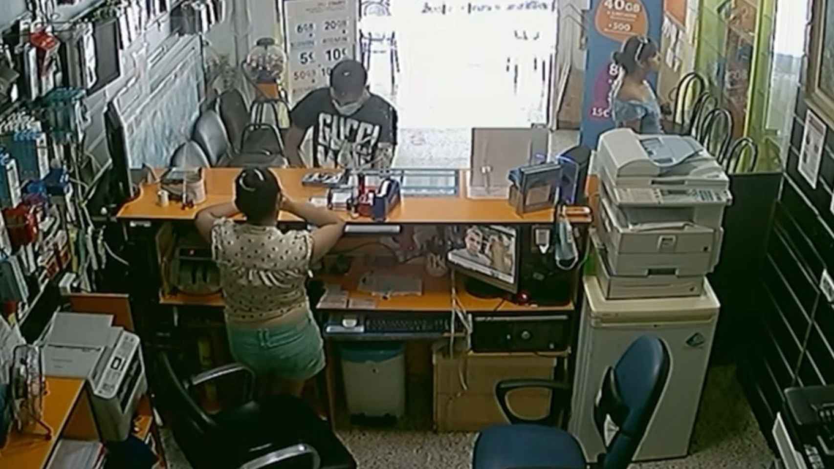 Imágenes del robo en una tienda electrónica de Sabadell / CEDIDA
