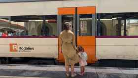 Una mujer y su hija esperan para subir a uno de los trenes de Rodalies  / RODALIES
