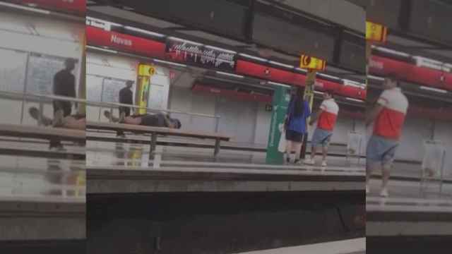 El hombre dormido en la estación de Navas de Barcelona / PATRULLA BCN