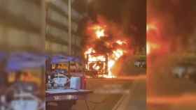 El autobús ardiendo en llamas de madrugada / RRSS