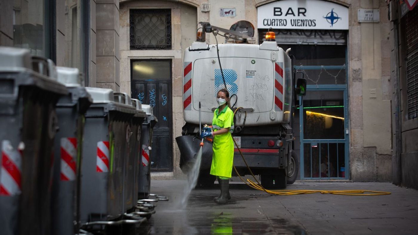 Trabajadora de la limpieza realizando una desinfección de contenedores / EUROPA PRESS