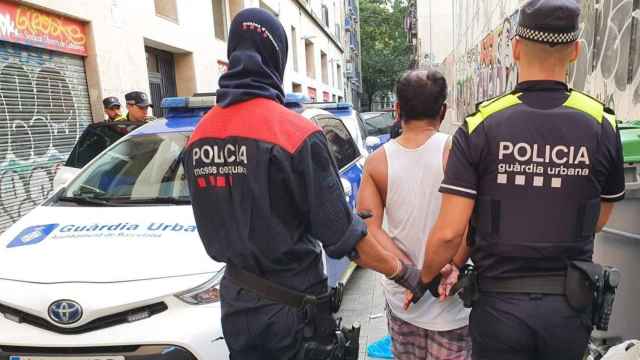 Un detenido por la policía en el barrio del Raval de Barcelona / GUARDIA URBANA