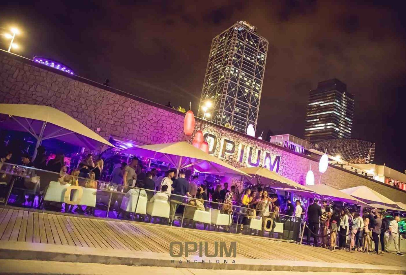 Terraza de la discoteca Opium, el principal local perseguido por el gobierno de Colau para ampliar el CSIC / ARCHIVO