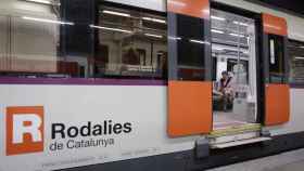 Un tren de Rodalies en una estación de Barcelona