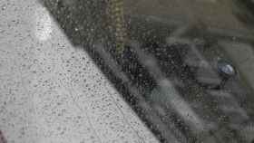 Un parabrisas mojado y con restos de gotas por la lluvia / EUROPA PRESS