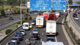 Colas kilométricas de vehículos en la autopista AP-7 de Barcelona (imagen de archivo)