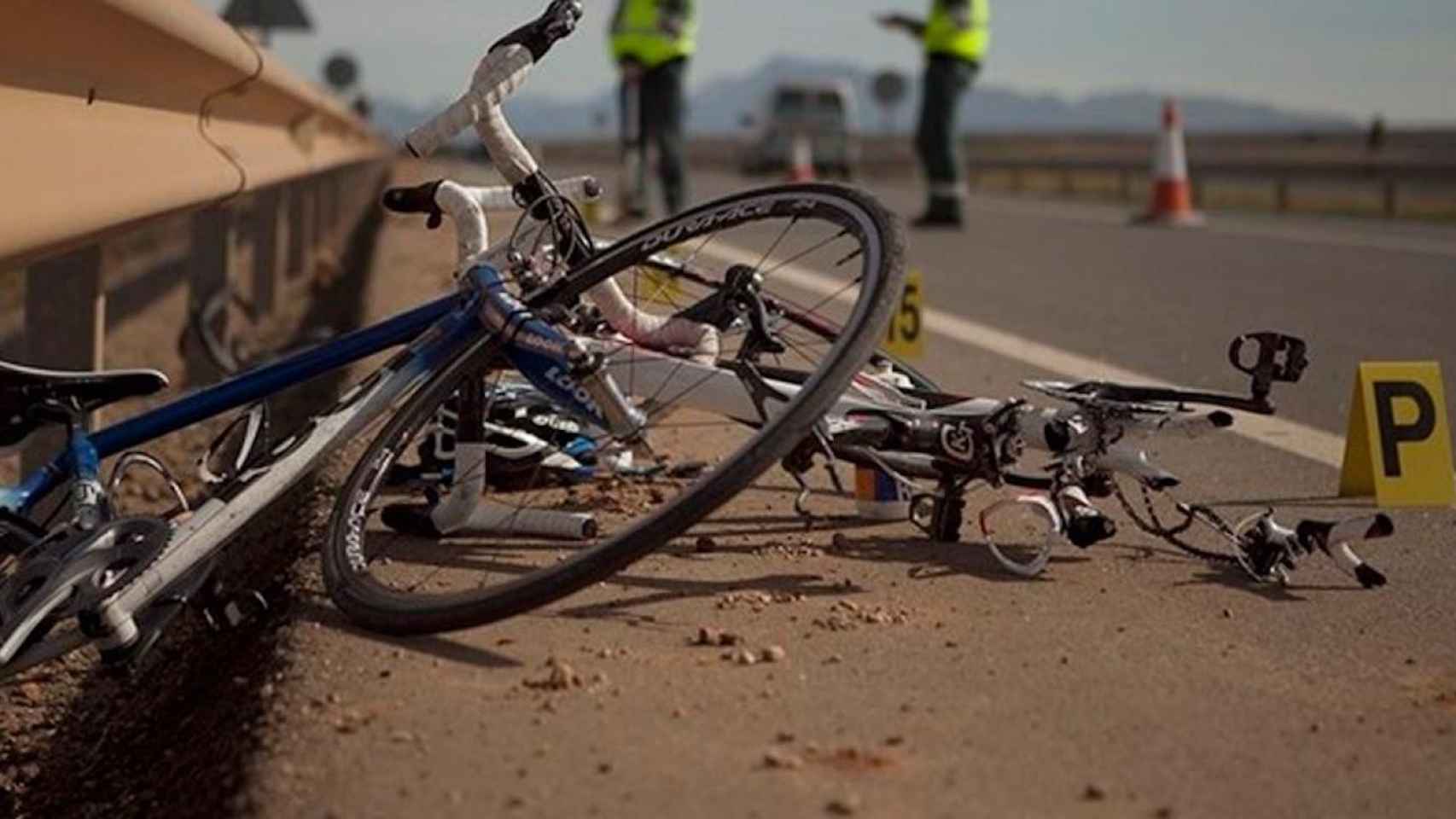 Bici siniestrada tras el accidente de un ciclista en una carretera de Barcelona / ARCHIVO