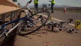 Bici siniestrada tras el accidente de un ciclista en una carretera de Barcelona / ARCHIVO
