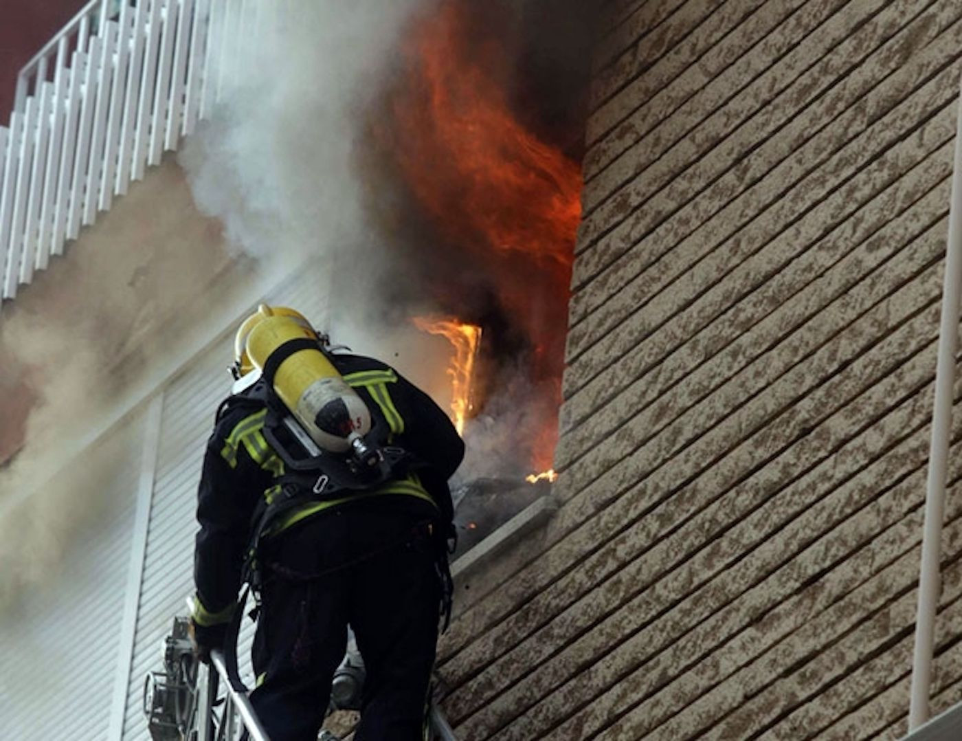 Un efectivo de bomberos entrando al interior de un piso donde se produjo un incendio / ARCHIVO