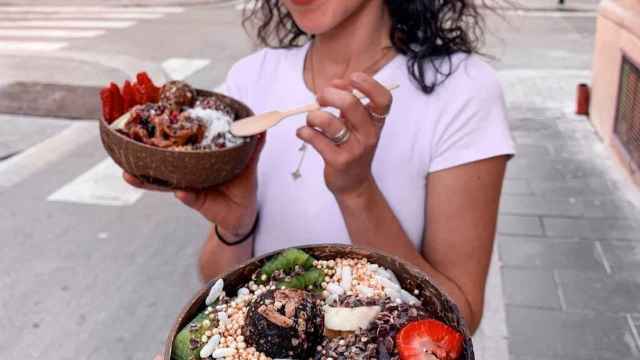 Personas a punto de degustar un 'bowl' de açaí en Barcelona / FITBAR