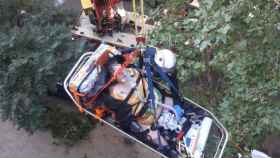 Imagen del rescate de esta mañana en un piso del Camp de l'Arpa del Clot / BOMBEROS