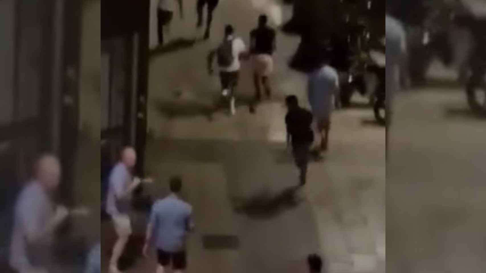 Los jóvenes huyen tras robar un reloj a un turista en Barcelona / RRSS