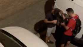 Dos hombres escudriñan una mochila en el barrio de la Barceloneta el 29 de julio / HARTO DE HURTOS