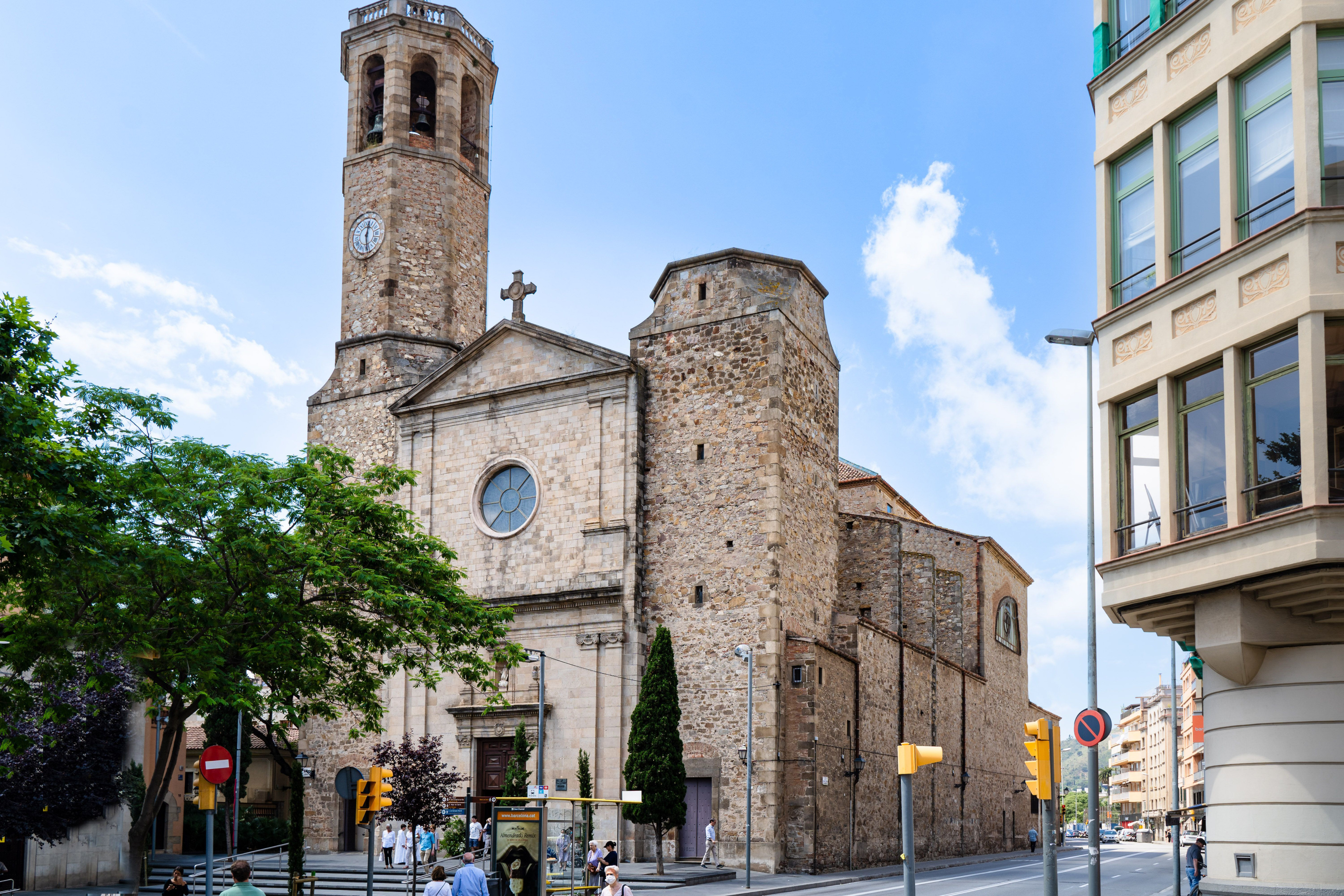 Fachada de la parroquia de Sant Vicenç de Sarrià / INMA SANTOS
