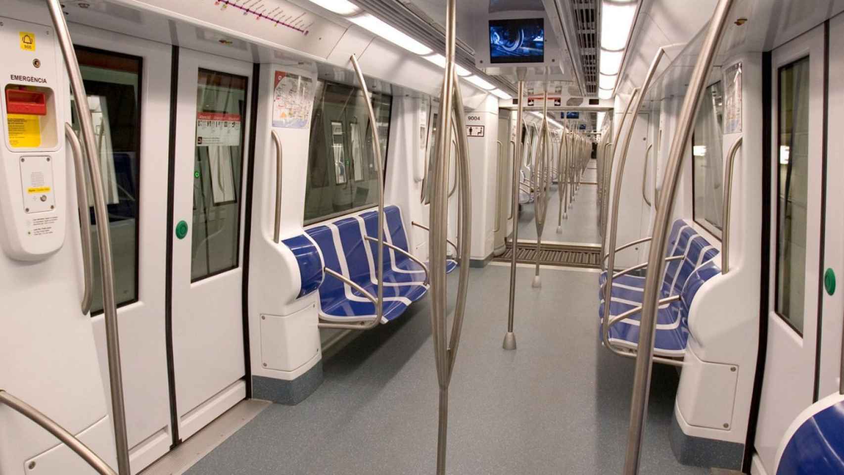 Interior de un vagón de metro de Barcelona, donde se limitará la temperatura del aire acondicionado y la calefacción / ARCHIVO