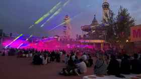 Personas disfrutando del espectáculo 'Laser Show' en el Tibidabo, uno de los mejores planes de agosto en Barcelona / TIBIDABO