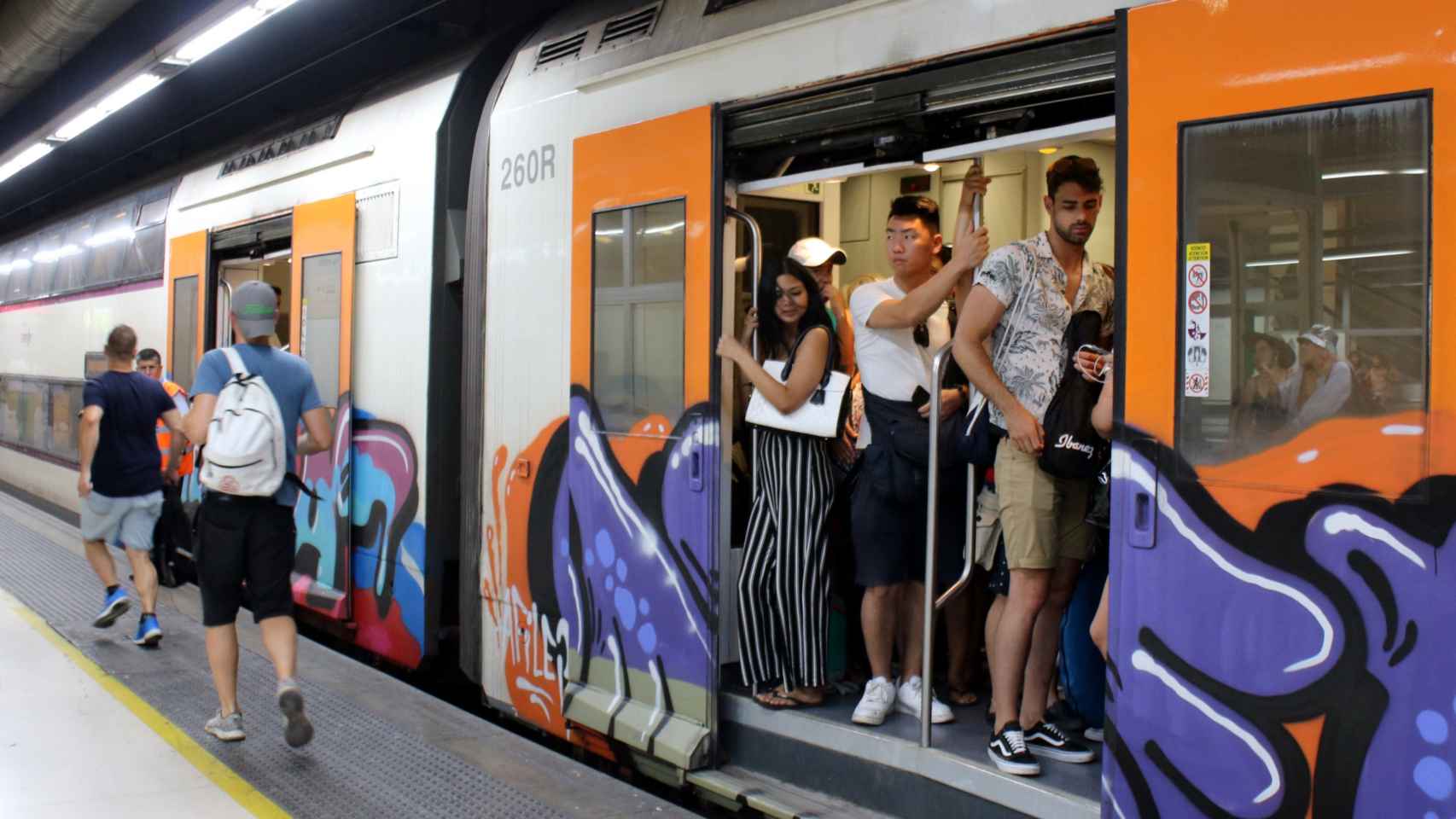 Un tren de Rodalies con grafitis en su exterior en una imagen de archivo