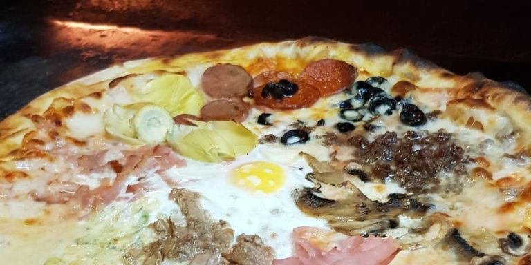 Pizza 'Maradona' de la pizzería Mira Napoli de Badalona / INSTAGRAM