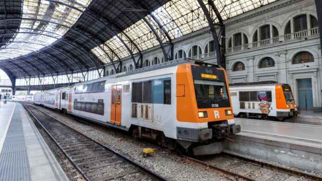 Convoy de Rodalies en una estación de Barcelona / ARCHIVO