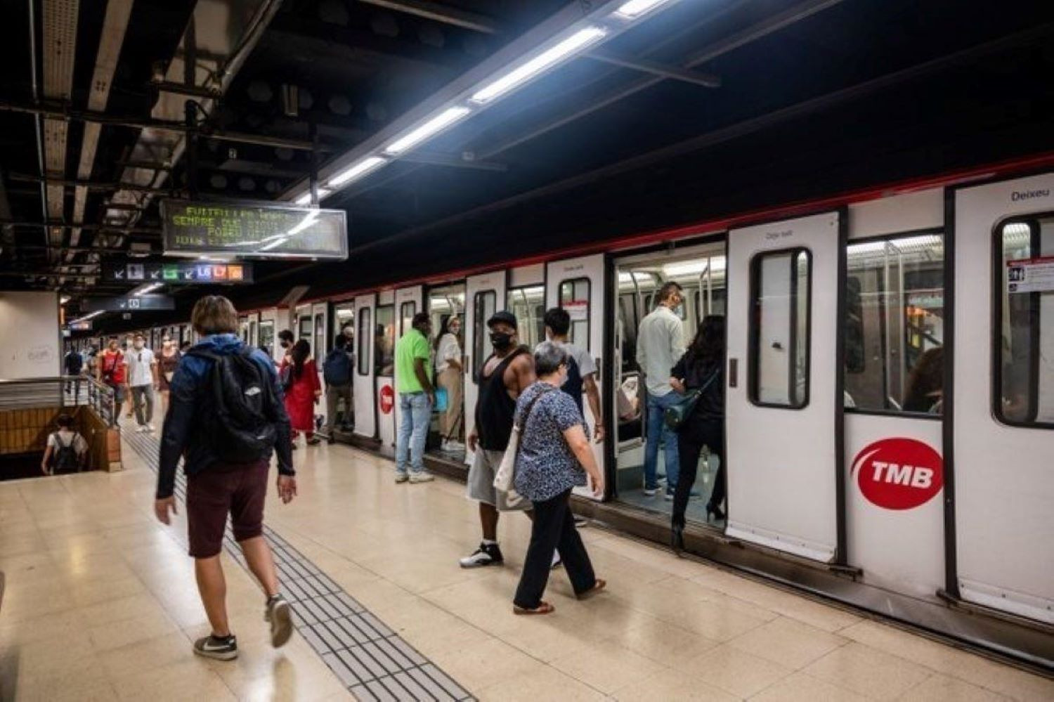 Un tren parado en una estación de metro de Barcelona / TMB