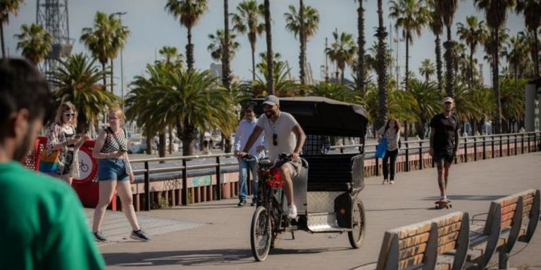 Un rider llevando un bicitaxi por Barcelona / EFE