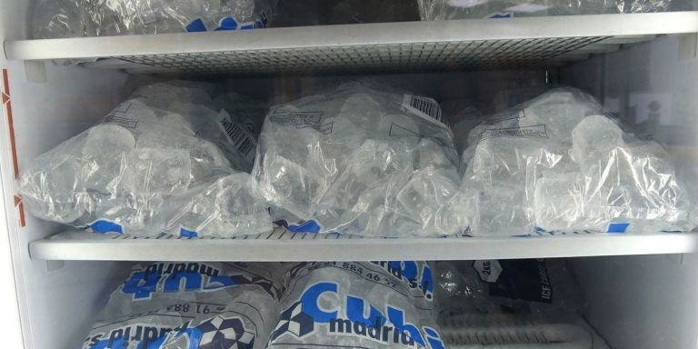 Bolsas de hielo en un supermercado de España / EFE