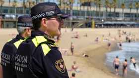 Agentes de la Guardia Urbana en una playa de Barcelona / GUARDIA URBANA