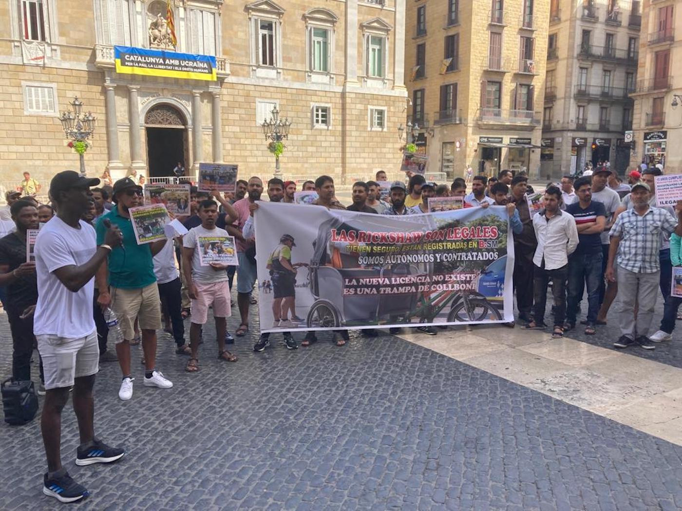 Conductores de bicitaxis de Barcelona protestan contra su futura prohibición en la plaza Sant Jaume / CEDIDA