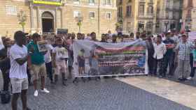 Conductores de bicitaxis de Barcelona protestan contra su futura prohibición en la plaza Sant Jaume / CEDIDA