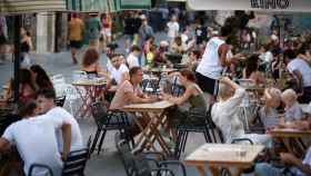 Comensales en bares de terrazas de Barcelona durante la temporada estival / EUROPA PRESS